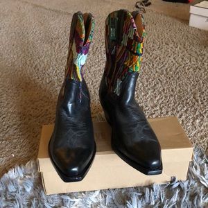 Size 9 women’s cowboy boots.